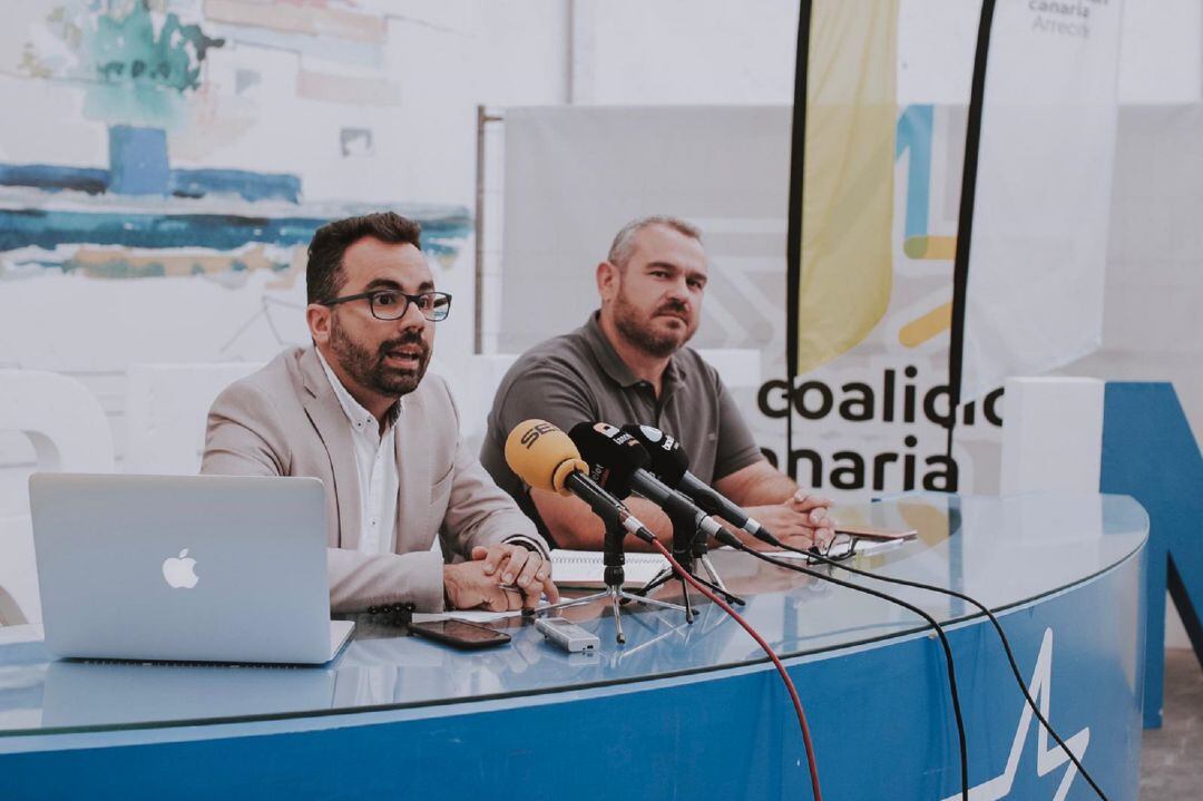 Echedey Eugenio, candidato a la Alcadía de Arrecife por CC-PNC-San Borondón, junto a su compañero de lista Jacobo Lémes.
