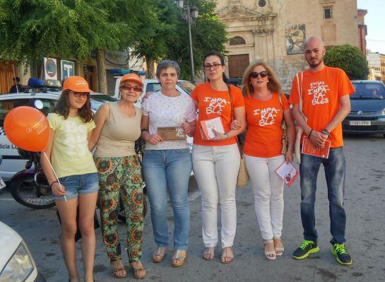 Voluntarios de la Fundación Carreras en el reparto de dípticos de la campaña &#039;Imparables&#039;