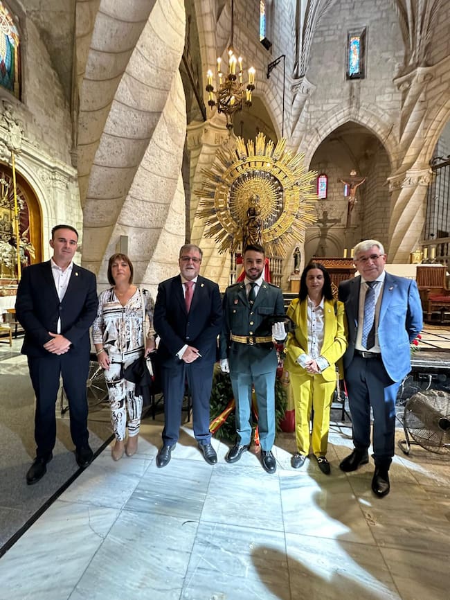 Alcalde y concejales del PSOE con el teniente de la Guardia Civil