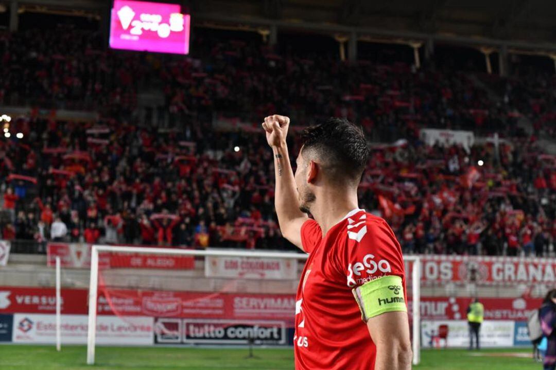 Armando celebra la victoria ante el Cartagena con la grada del Enrique Roca de Murcia