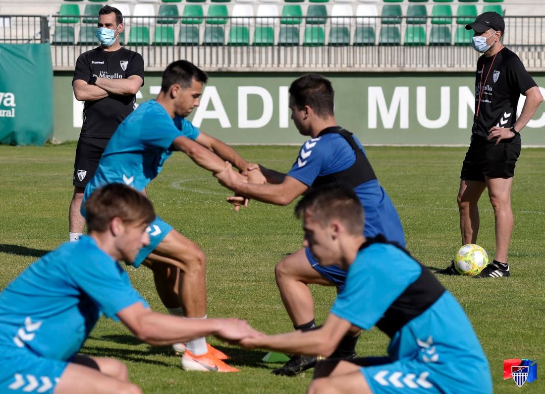 Manu González (izquierda) y Ramsés Gil observan un entrenamiento de la Gimnástica Segoviana