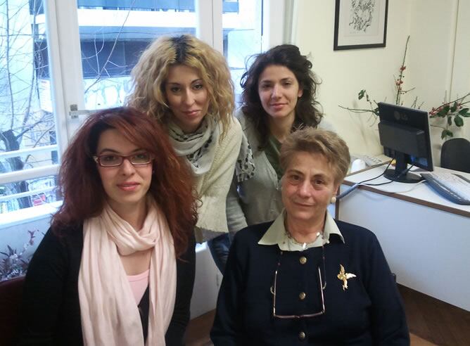 Alevitrou Eleni, directora de Ekpizo (primera por la dcha) junto a algunas de las trabajadoras y voluntarias de la asociación