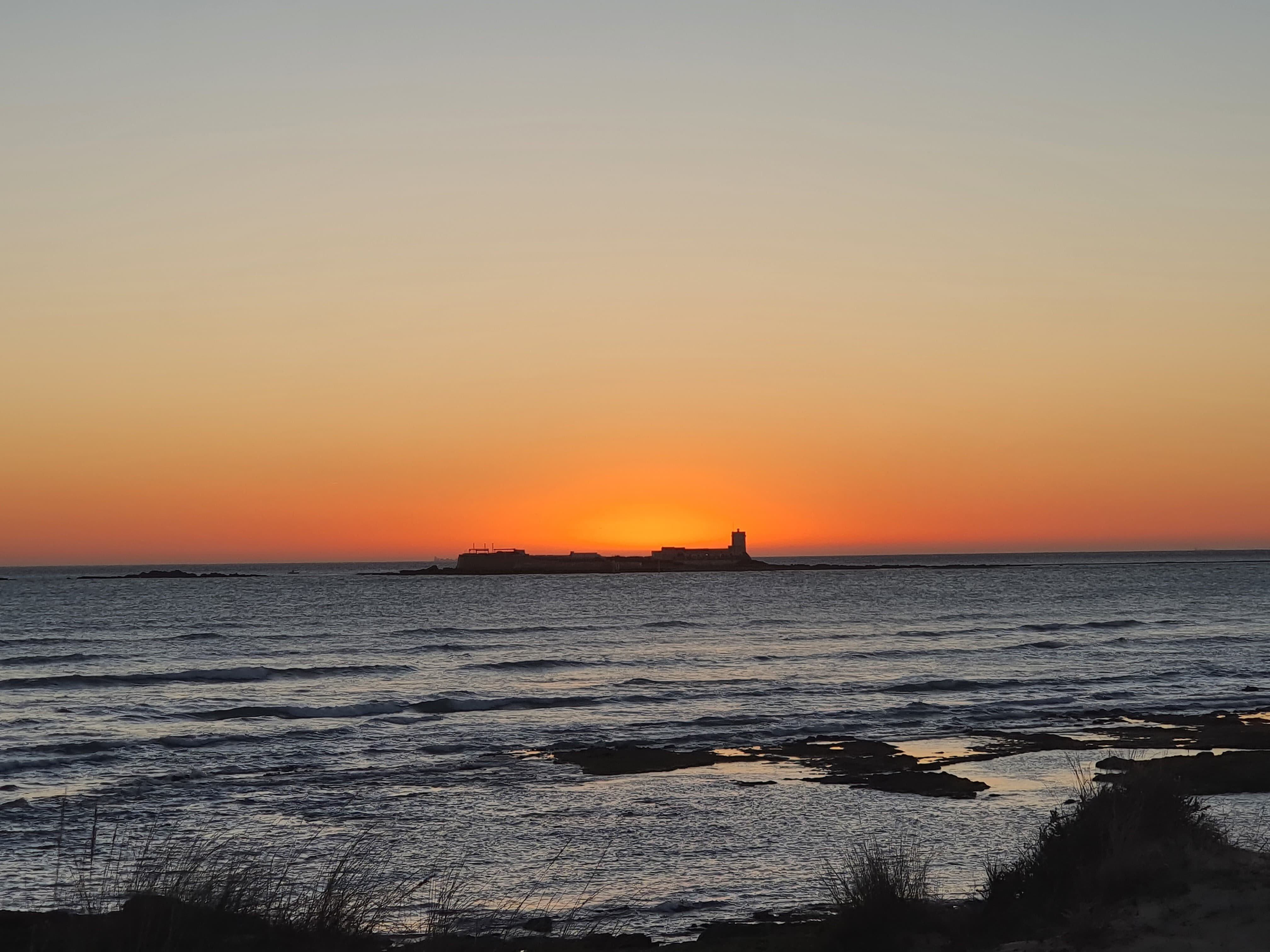 El Mar de Chiclana con Sancti Petri al fondo