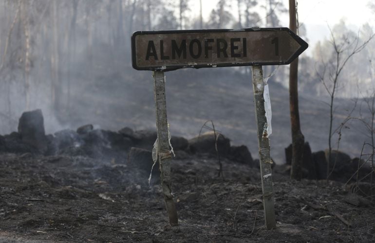 Cartel indicador de la lo calidad de Almofrei cancinado en el incendio declarado ayer en la localidad de Vilanova de Tenorio, en el ayuntamiento de Cotobade.