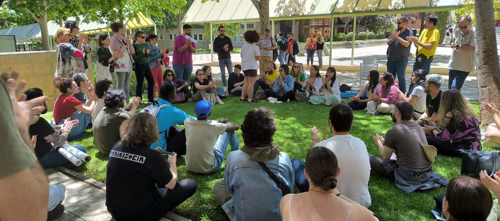 Decenas de estudiantes inician la acampada por Palestina en Jaén.