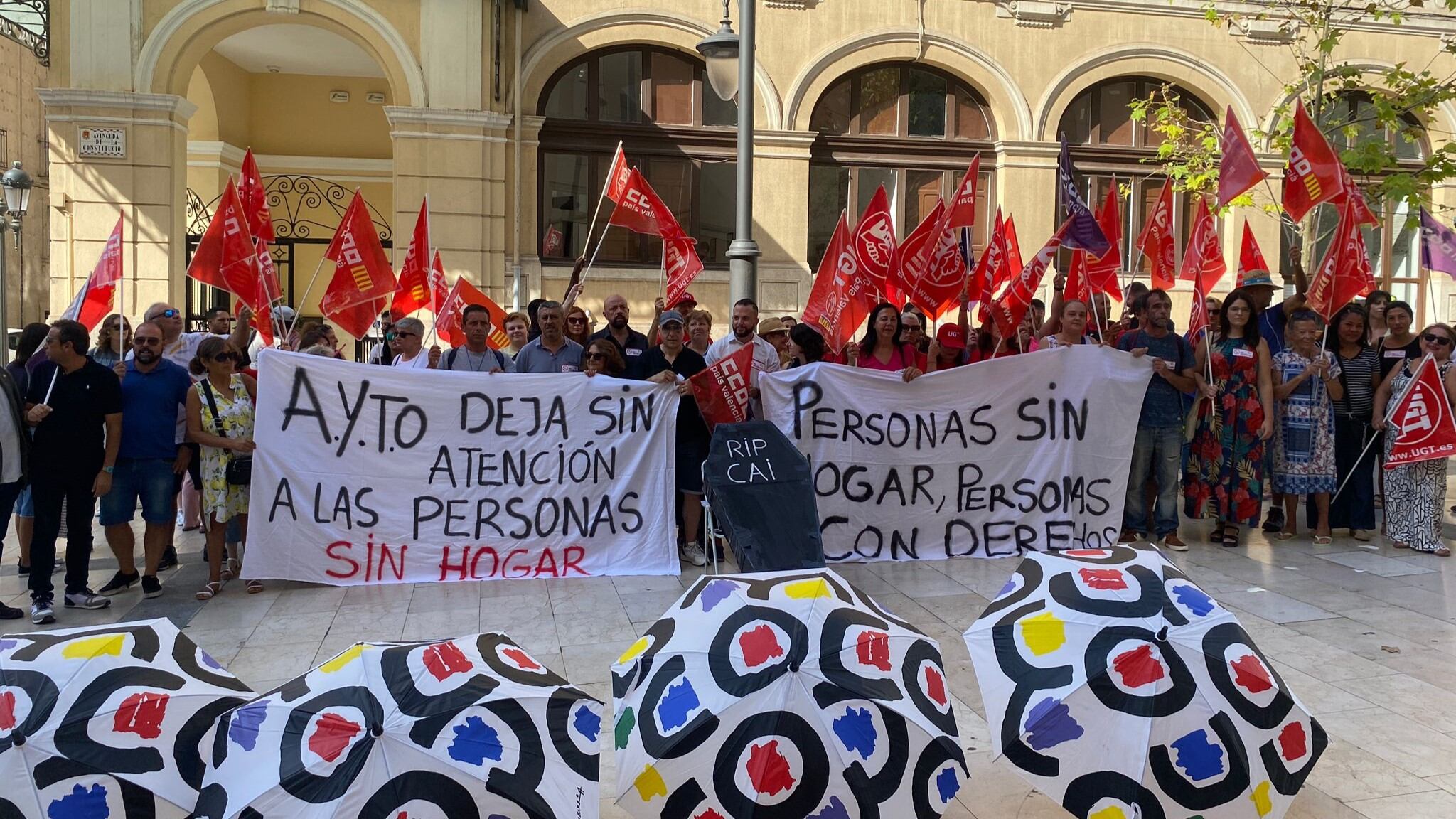 Los trabajadores del Centro de Acogida e Inserción de Alicante en la manifestación en contra del nuevo pliego de condiciones del Ayuntamiento