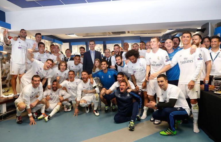 El Rey Felipe VI bajó al vestuario del Real Madrid para felicitar a los jugadores por su pase a la final de la Champions League.