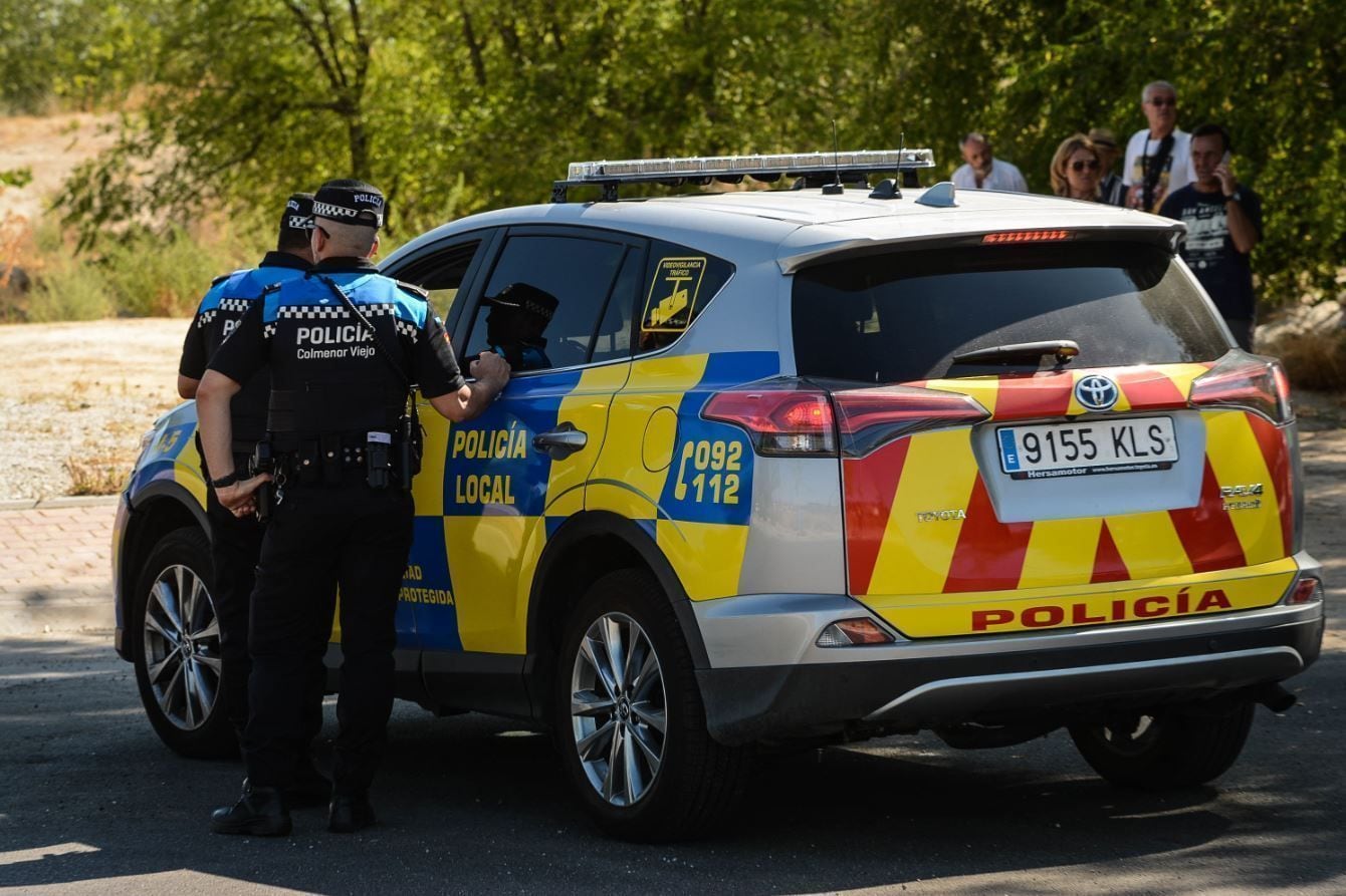 Agentes y vehículo de la Policía Local de Colmenar Viejo