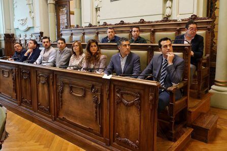 Los alcaldes de Renedo,Simancas y Zaratán junto a otros colegas del PP y el independiente de Arroyo en el salón de plenos del Ayuntamiento de Valladolid.
