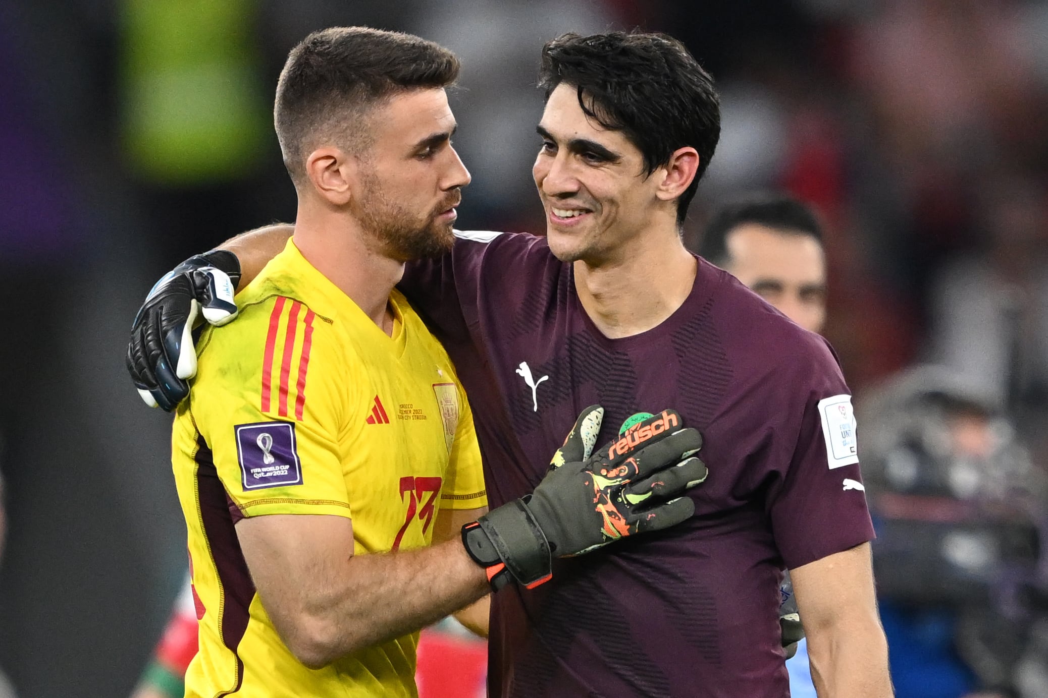 Unai Simón y Bono hablan antes de los penaltis de los octavos de final del Mundial de Qatar