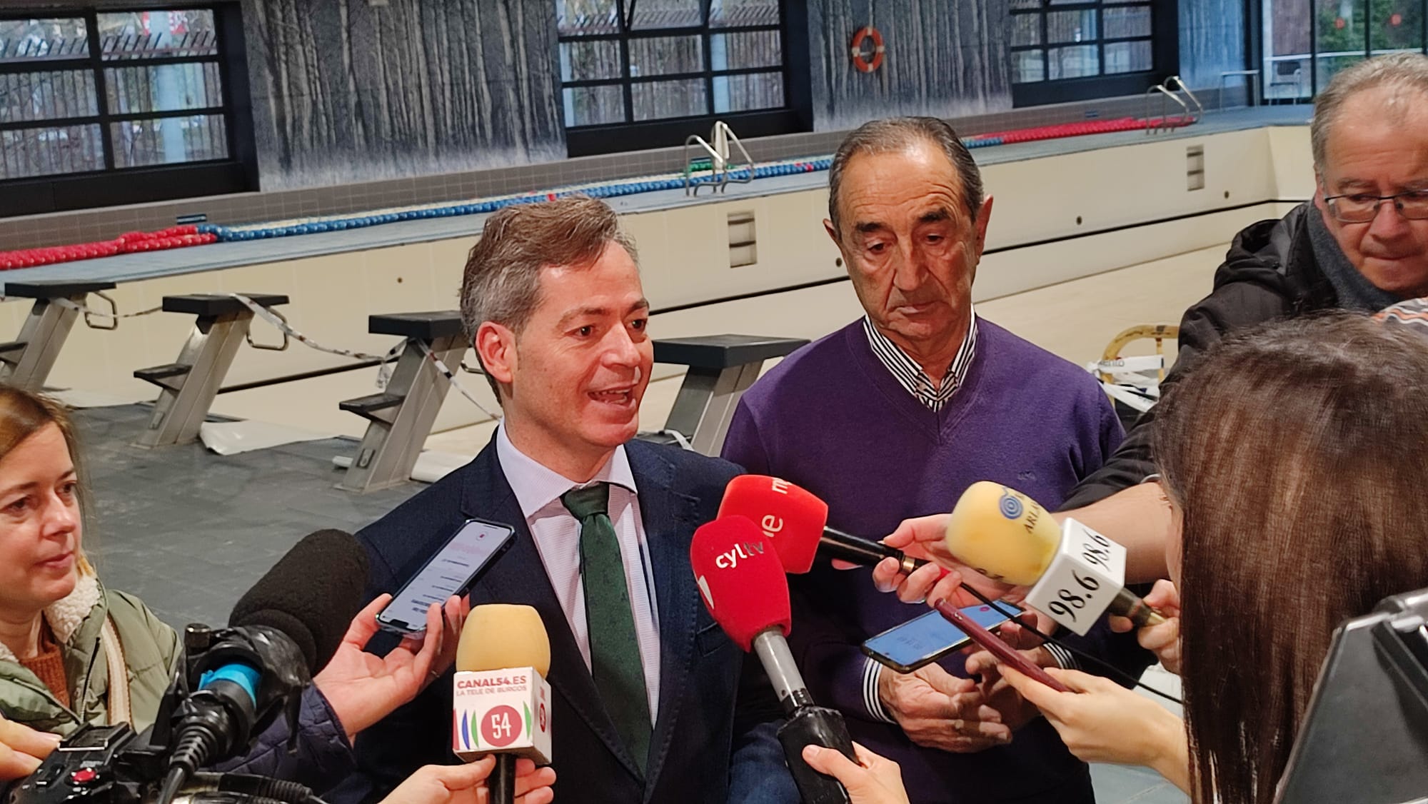 César Barriada, concejal de Deportes; junto a Emilio Alonso, responsable de la empresa Myrta que está llevando a cabo las obras de reforma de las piscinas de San Amaro. / Foto: Radio Castilla