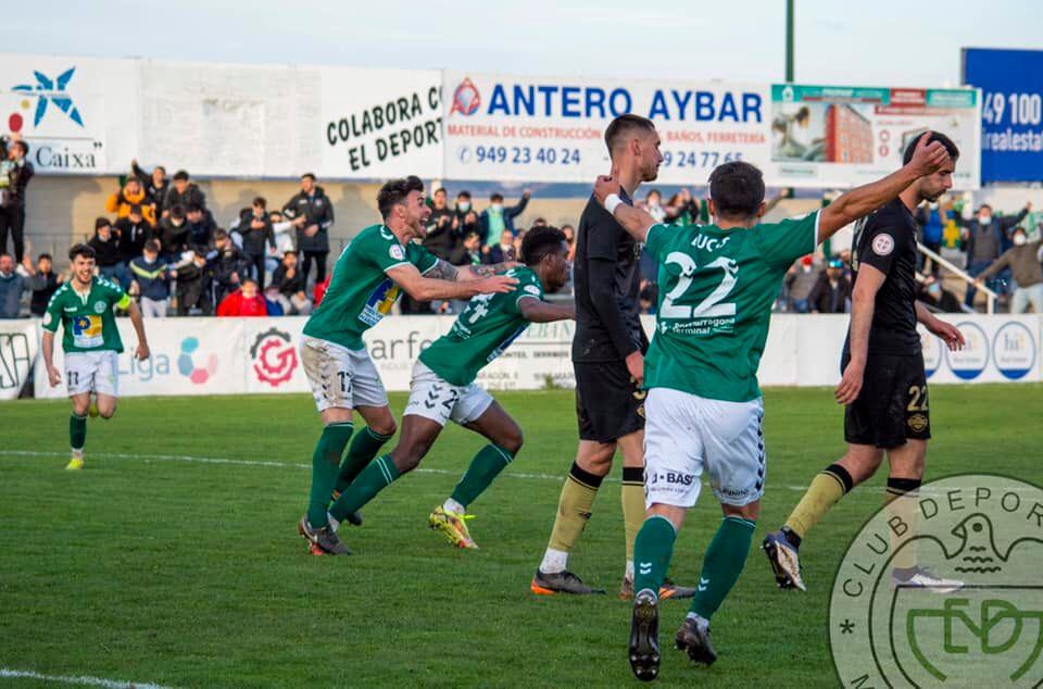 Los gallardos celebran el gol de Molina contra el Intercity