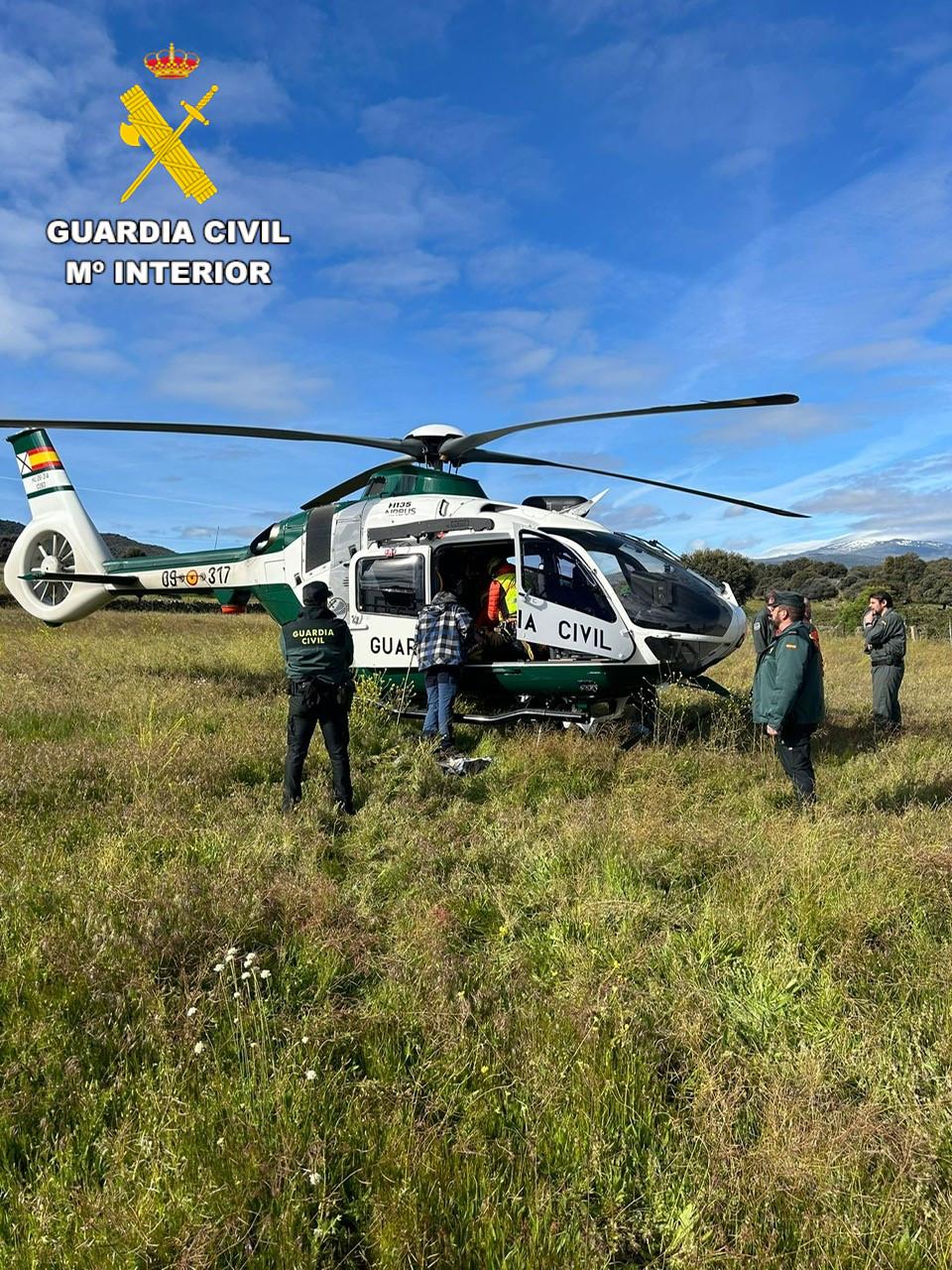 Momento en el que se ha evacuado al anciano para su traslado al Hospital de Ávila