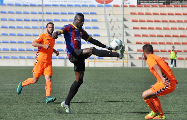 El Mauritano Cheikh Saad controlando un balón