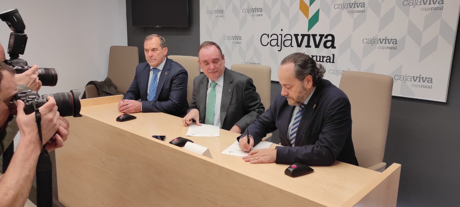 Firma de un convenio entre Cajaviva Caja Rural Burgos y el Colegio de Farmacéuticos de Burgos. De izquierda a derecha, Eloy González (tesorero del Colegio de Farmacéuticos), Ramón Sobremonte (director general de Cajaviva Caja Rural Burgos) y Rodrigo Moral (presidente del Colegio de Farmacéuticos). / Foto: Radio Castilla