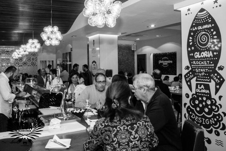 Una imagen del interior del restaurante La Gloria por Montera de Algeciras en estos días.