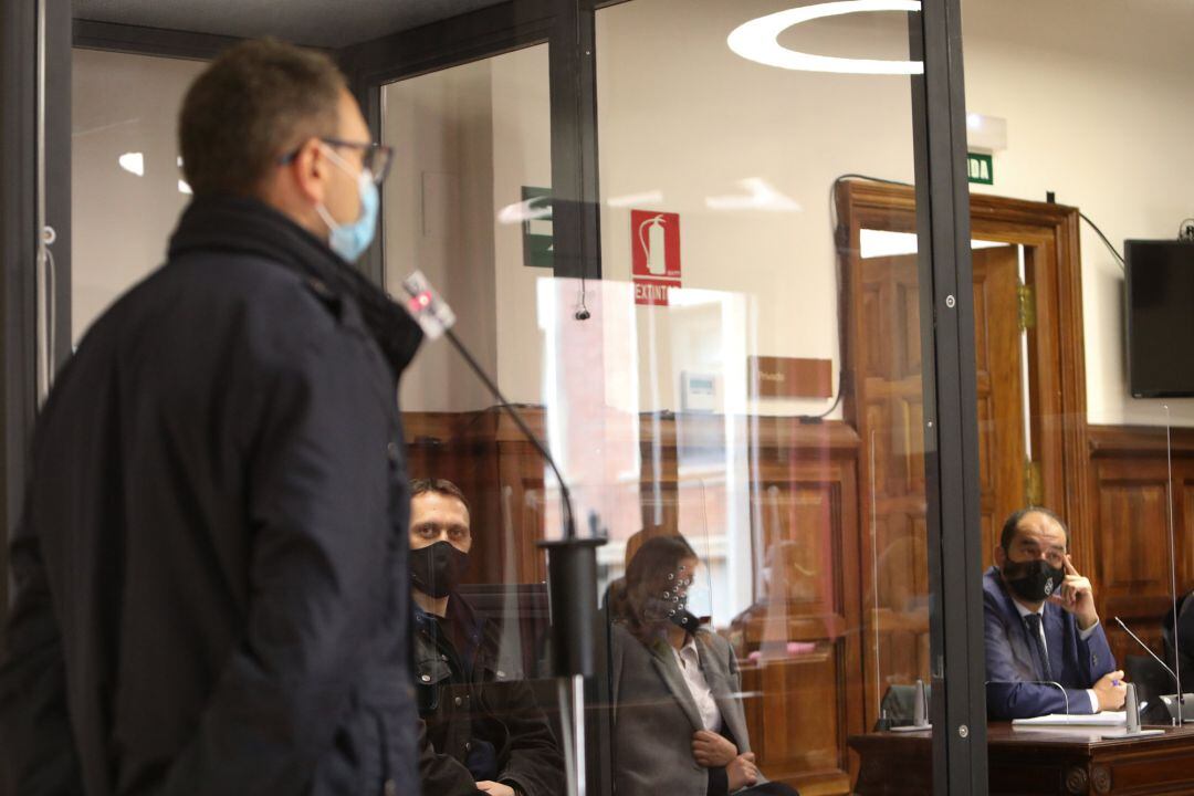 El acusado Norbert Feher, alias ‘Igor el Ruso&#039;, observa la declaración de un Guardia Civil desde una cabina blindada en un juicio en la Audiencia Provincial de Teruel, a 14 de abril de 2021, en Teruel 