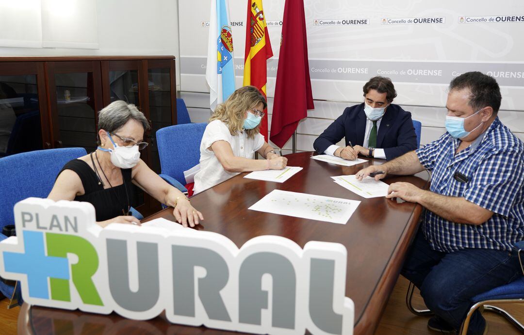 O tenente de alcalde, Jorge Pumar, e representantes veciñais, na signatura do documento