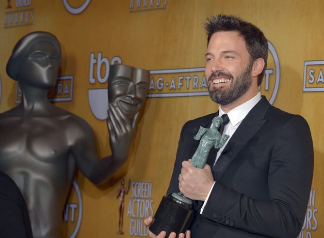 El actor y director Ben Affleck sostiene el premio al mejor reparto otorgado por el Sindicato de Actores.