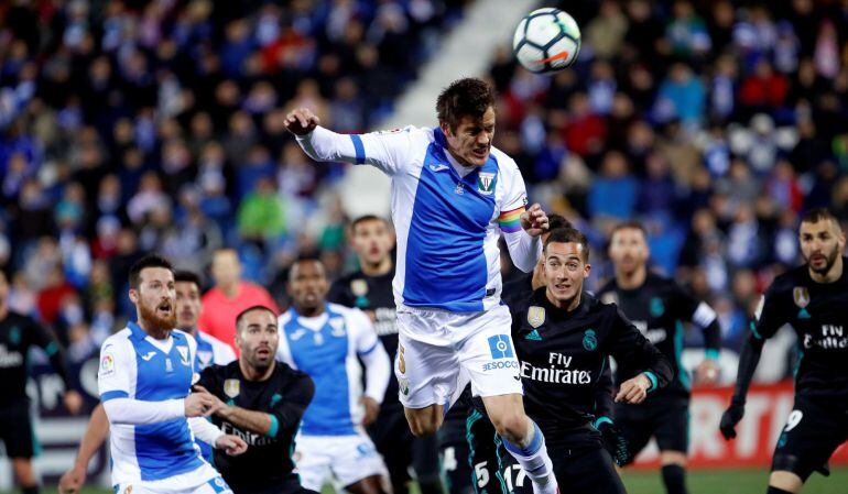 El capitán del C.D. Leganés, Martín Montavani (c), remata una jugada de cabeza durante el partido aplazado correspodiente a la jornada 16 ante el Real Madrid C.F.