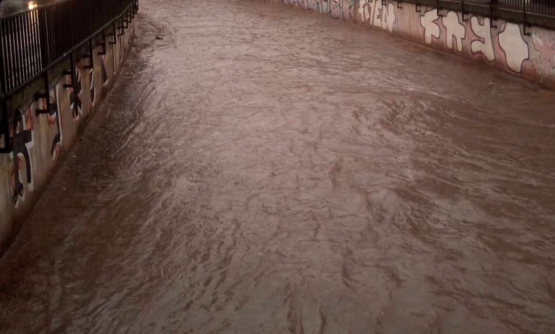 Imagen del canal de la Veguilla, tras las fuertes precipitaciones registradas en el mediodía de este sábado 