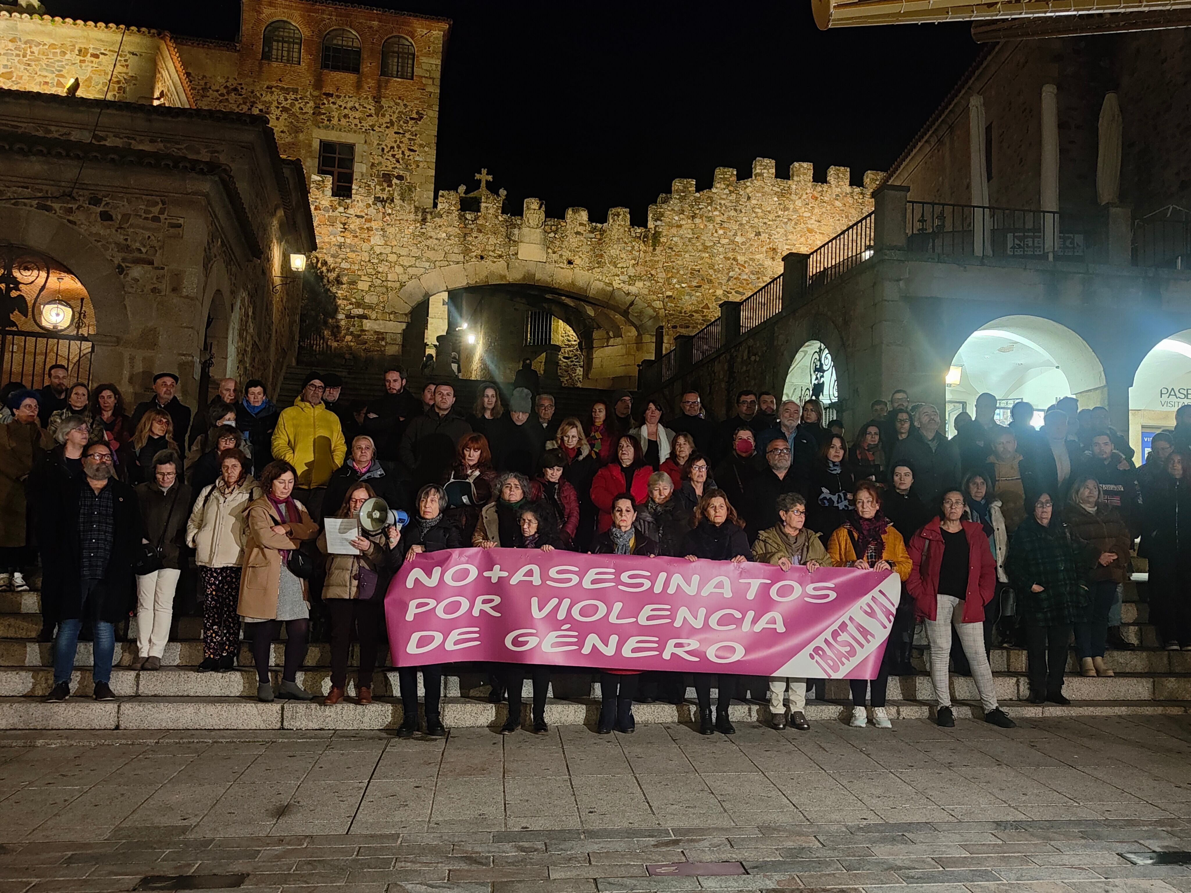 Un centenar de personas se ha concentrado en la Plaza Mayor de Cáceres para decir &quot;¡Basta ya!&quot; a la violencia de género / Cadena SER