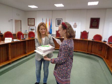 Yaiza recoge su premio de manos de Cristina Valderas