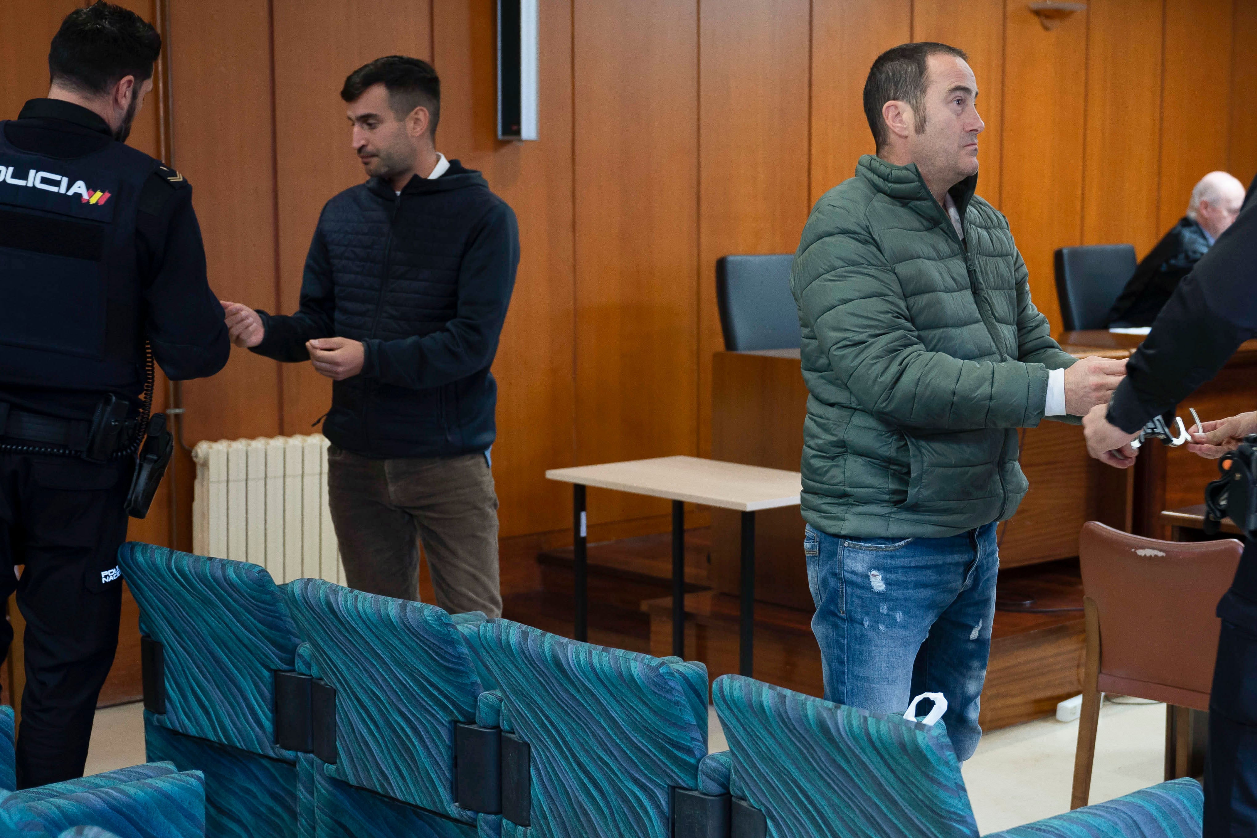 Vista del juicio en la Audiencia de Cantabria este martes, que juzga a dos hombres acusados de introducir en España 363 kilos de cocaína dentro de un vehículo-vivienda transportado en buque desde Chile, por lo que se les pide seis años de prisión y que paguen una multa de 19 millones de euros. EFE/ Pedro Puente Hoyos
