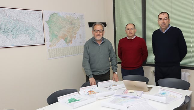 De izquierda a derecha: Juan Ignacio Plaza Gutiérrez, José Manuel Llorente Pinto y José Luis Sánchez Hernández del Departamento de Geografía de la USAl