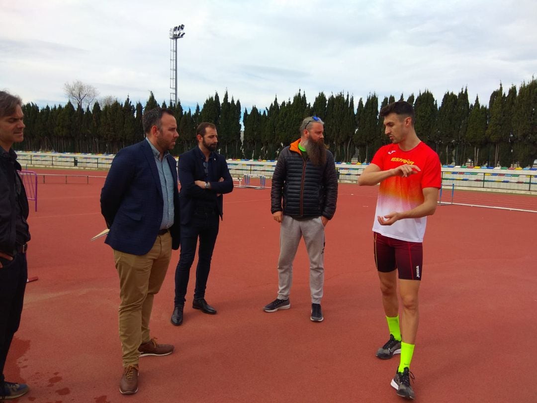 El concejal de Deportes en el Ayuntamiento de Castelló, Omar Braina, y el concejal de Obras y Proyectos Urbanos, Rafa Simó en su visita a las pistas de atletismo Gaetà Huguet.