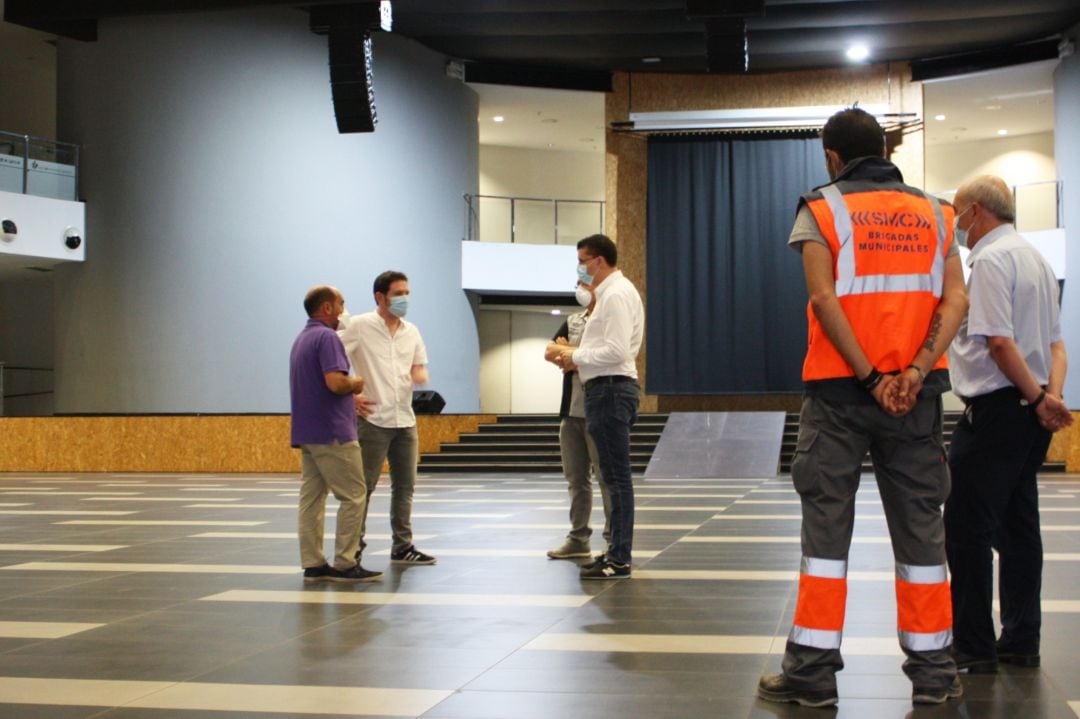 Los concejales de Atención Ciudadana, Ignasi Garcia, y Modernización, David Donate, han acompañado al personal municipal en las tareas de organización de la atención en este espacio
