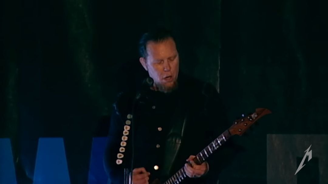 James Hetfield durante un momento de su actuación en Getafe en 2008