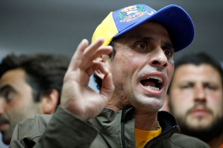 El líder opositor Henrique Capriles  habla durante una conferencia