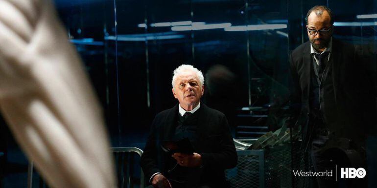 Anthony Hopkins (c) junto a Jeffrey Wright (d) en una imagen promocional de &#039;Westworld&#039;