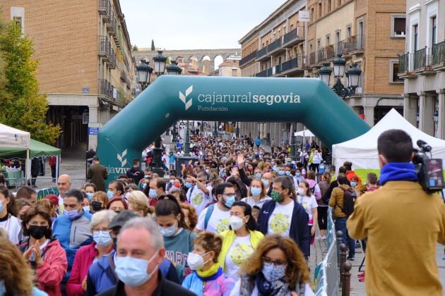 Unas 2.000 personas participan en la carrera popular y marcha solidaria de Caja Rural