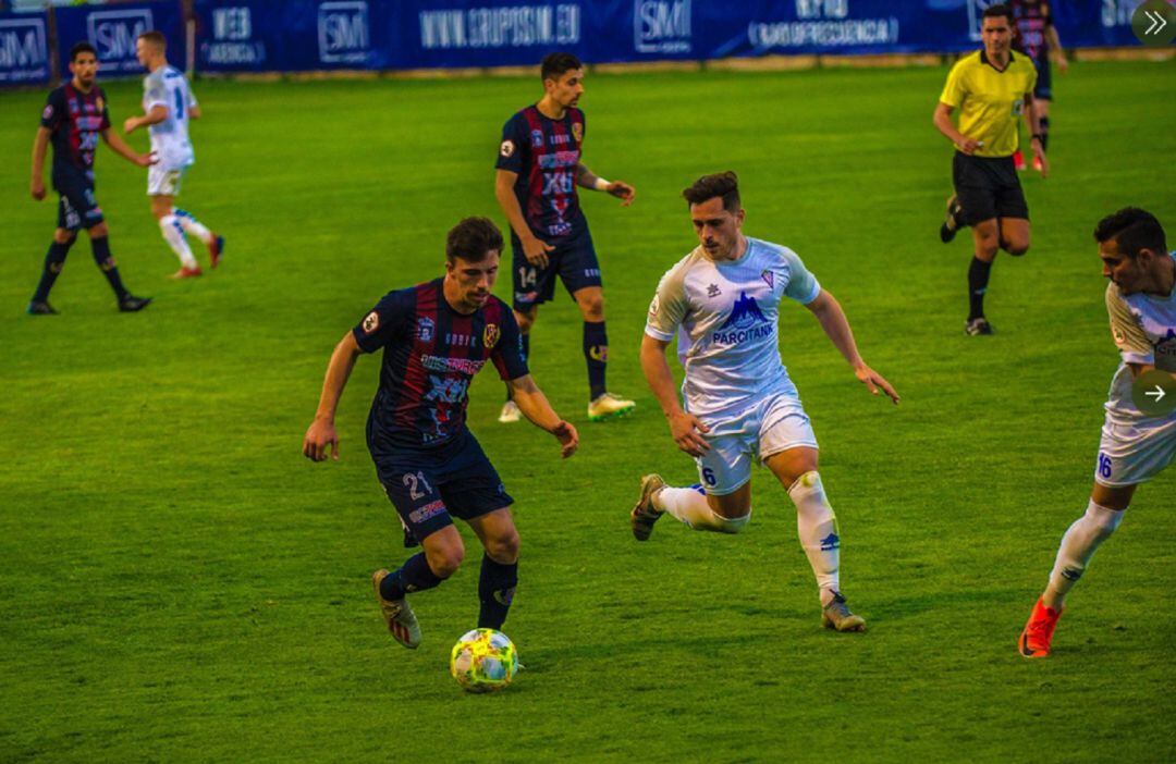 Luis Castillo conduce el balón