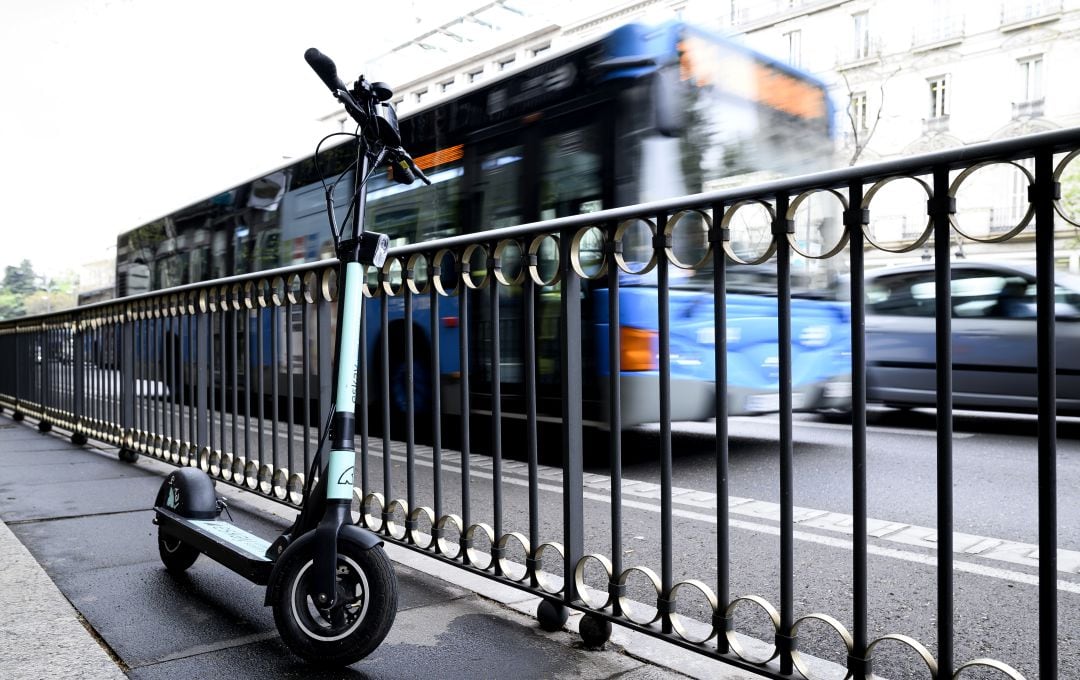 Patinete estacionado en una acera en Madrid