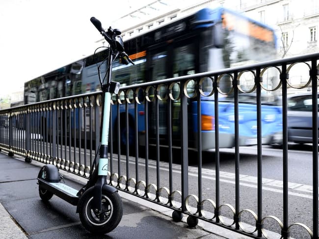 Patinete estacionado en una acera en Madrid