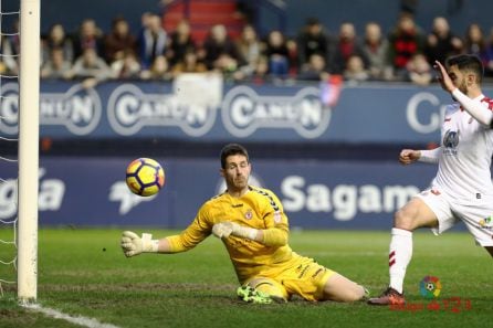 Patalsi y Viti se afanan por evitar un gol