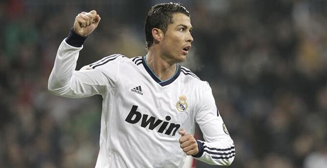 El delantero portugués del Real Madrid, Cristiano Ronaldo, celebra la consecución del segundo gol de su equipo ante el Celta, en el partido de vuelta de los octavos de final de la Copa del Rey que se disputa esta noche en el estadio Santiago Bernabéu