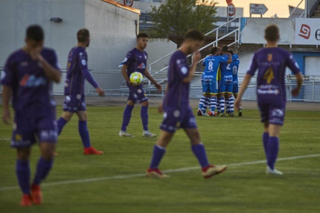 Los blanquiazules demostrarons su poderío a balón parado para resolver el choque en tres minutos.