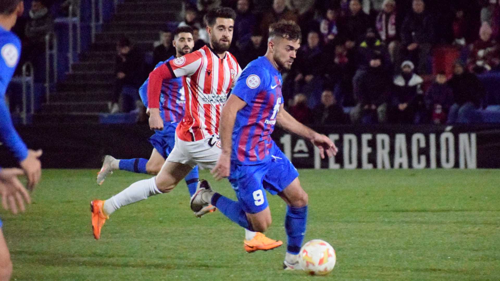 Mario Soberón conduce la pelota ante la mirada de Xavi Boniquet / CD Eldense