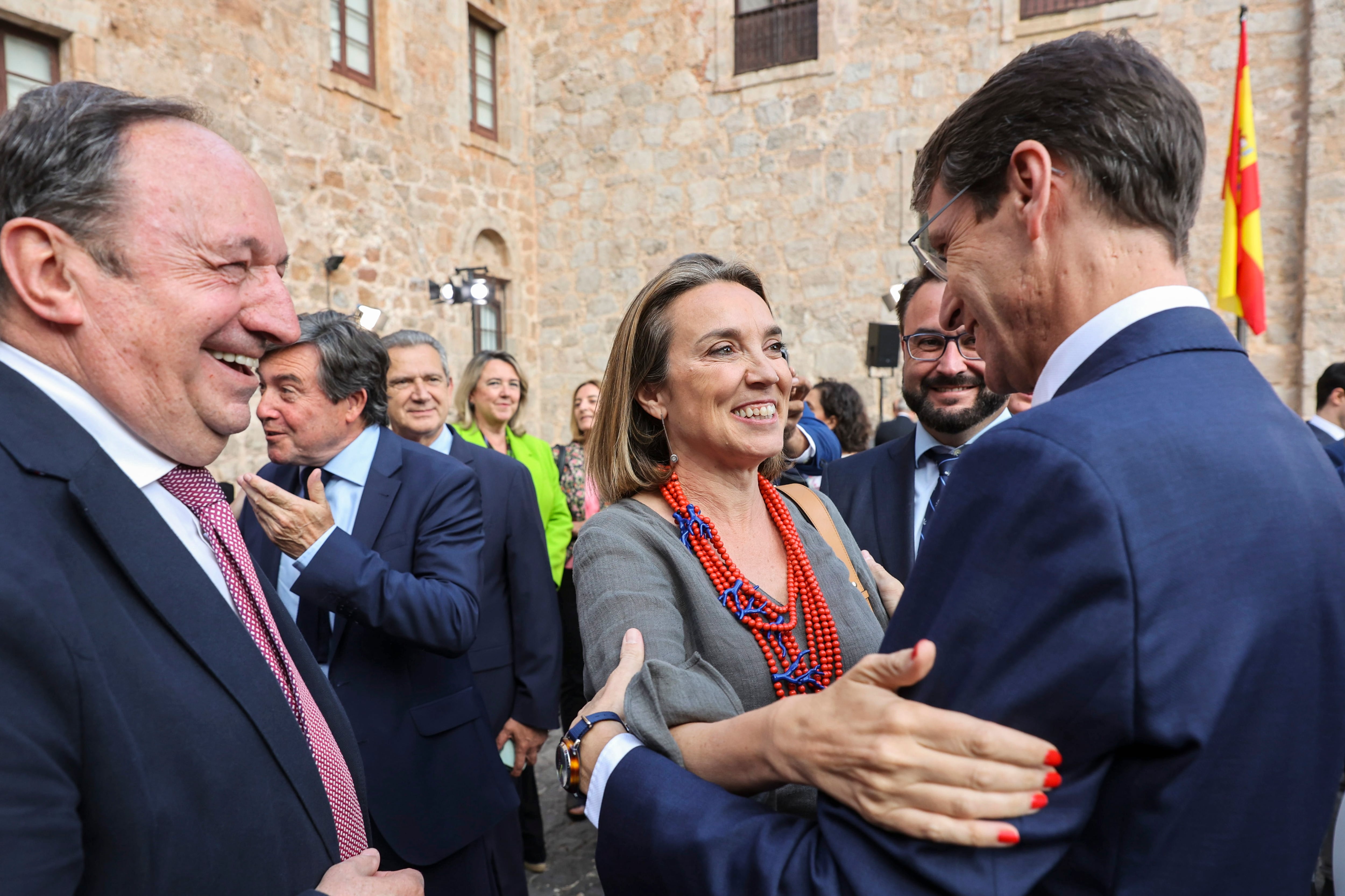 SAN MILLÁN DE LA COGOLLA (LA RIOJA) 30/06/2023.- El popular Gonzalo Capellán (i), es saludado por la secretaría general del PP Cuca Gamarra (c), junto al expresidente Pedro Sanz (i), tras la toma de posesión como noveno presidente del Gobierno de La Rioja, este viernes en el Monasterio de San Millán de la Cogolla, donde se firmó el Estatuto de Autonomía de esta comunidad. EFE/Raquel Manzanares
