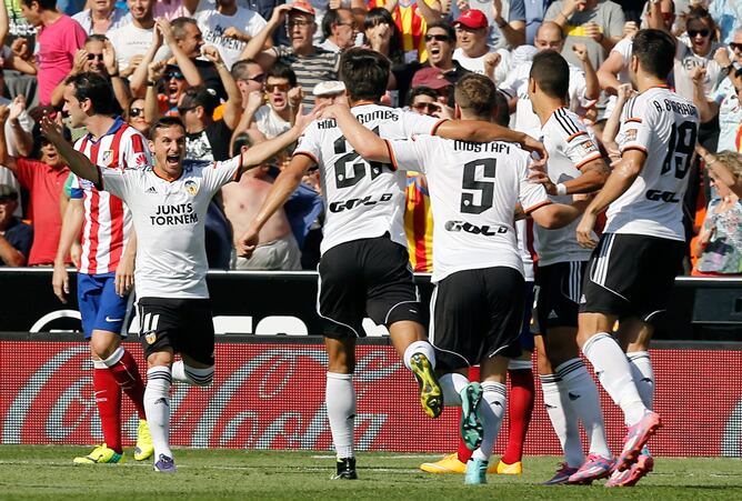 El Valencia celebra el tercer gol marcado ante el Atlético de Madrid