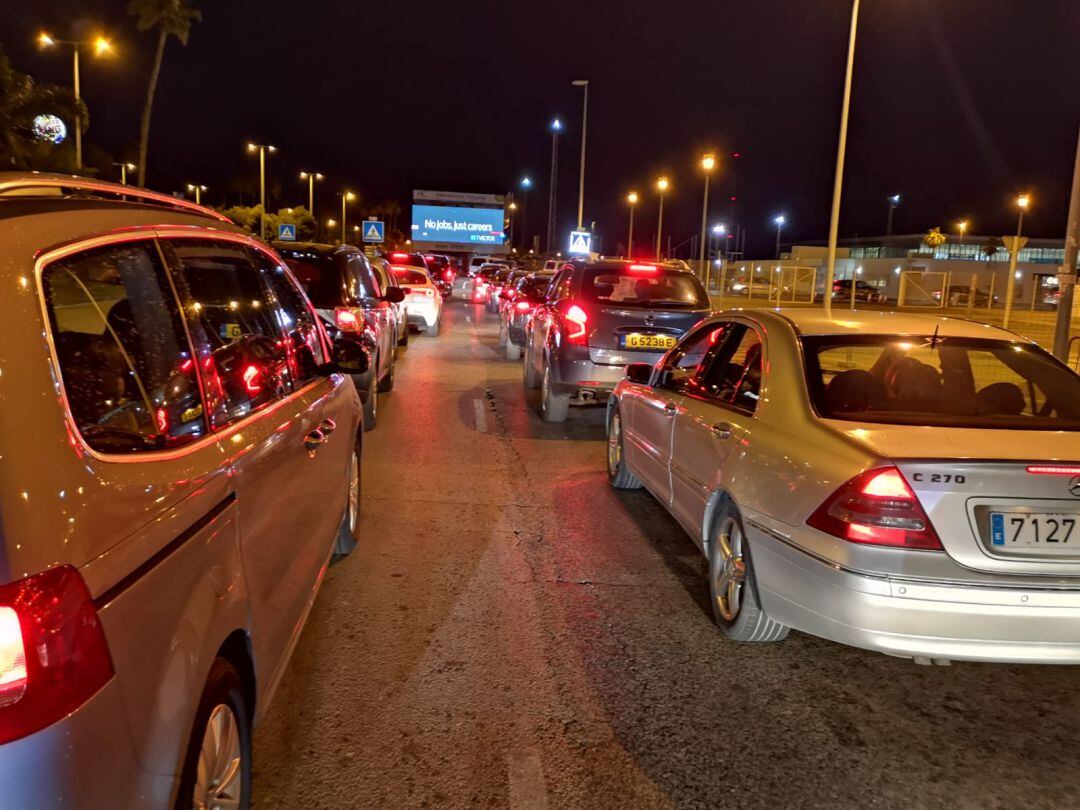 Colas de vehículos para cruzar la Aduana de Gibraltar en la noche del jueves 4 de julio