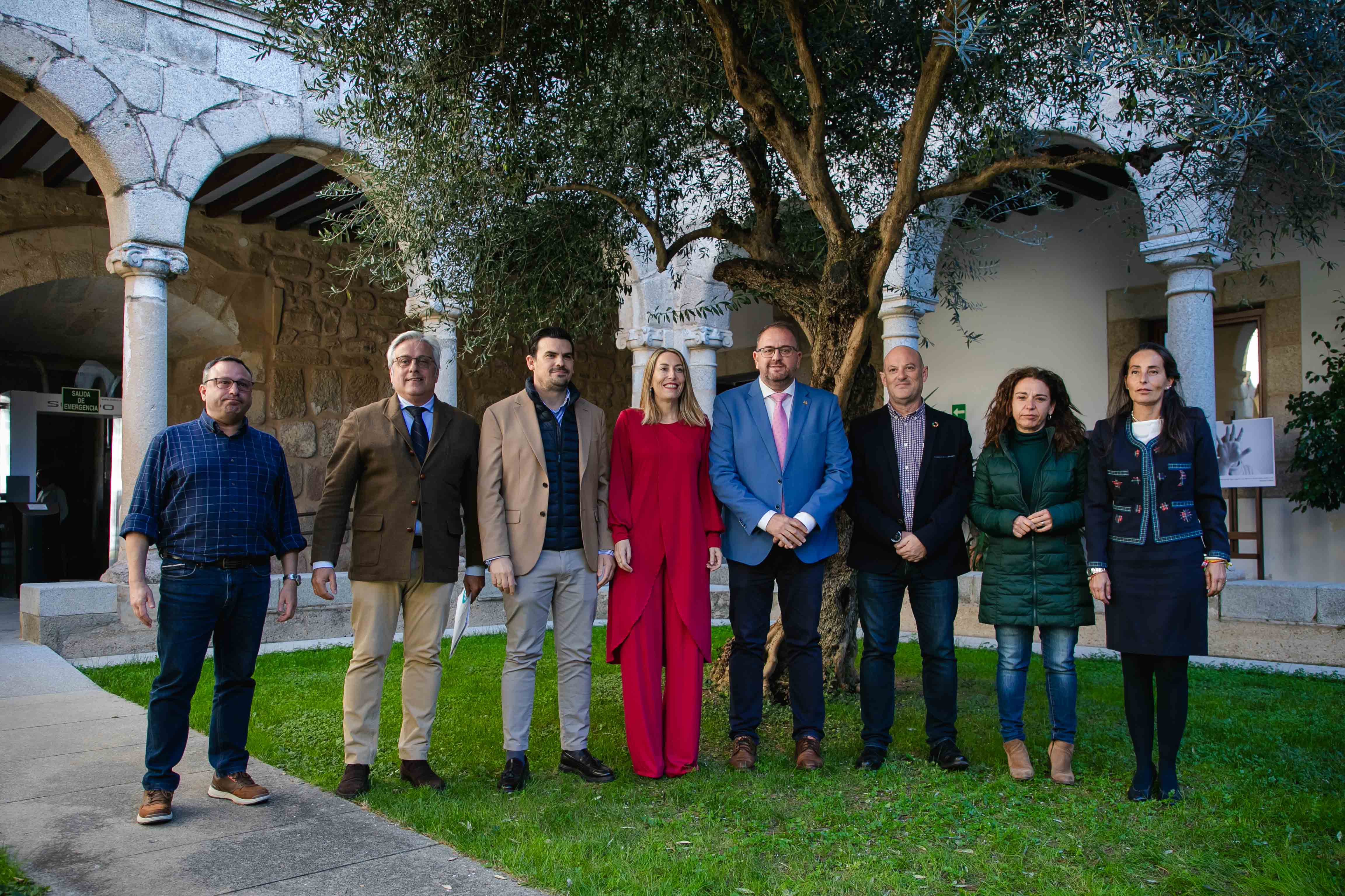 Portavoces políticos y delegados municipales han acompañado a Osuna en la reunión del Consejo de Capitalidad presidida por la María Guardiola. Foto: JUNTA DE EXTREMADURA