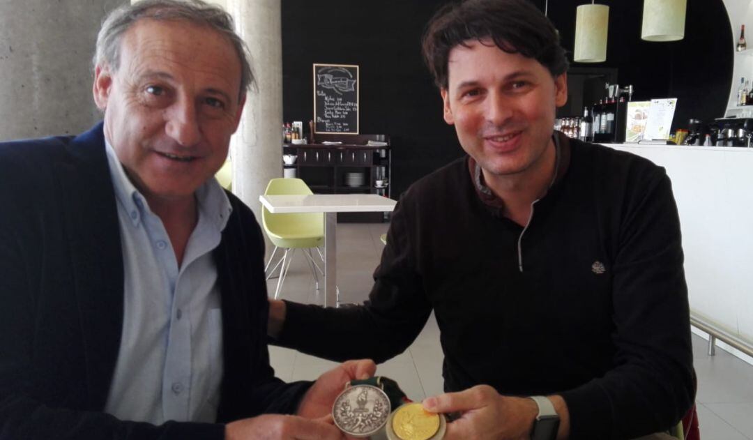 Fermín Cacho y Roberto Parra posan con sus medallas este martes en Albacete