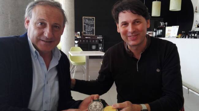 Fermín Cacho y Roberto Parra posan con sus medallas este martes en Albacete