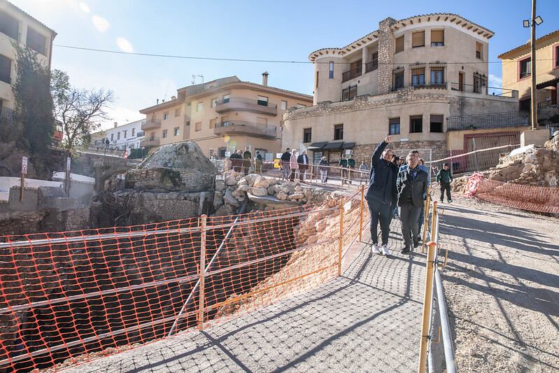 El alcalde de Letur, Sergio Marín, enseña al presidente García-Page cómo está siendo la reconstrucción del pueblo