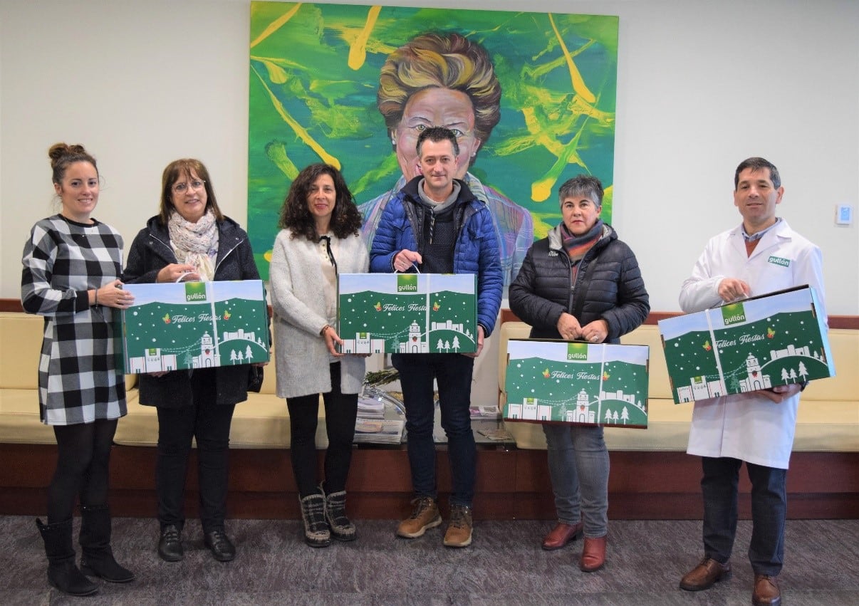 Galletas Gullón dona las 20 cestas sobrantes de Navidad a Cáritas de Aguilar de Campoo